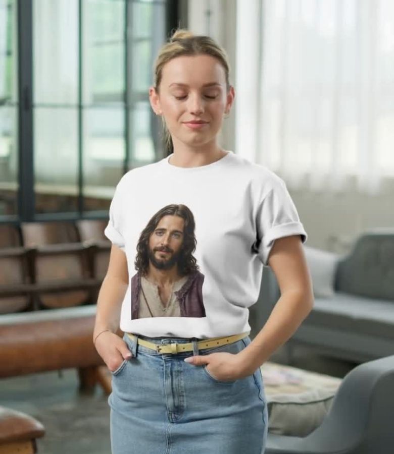 Retro "JESUS" Graphic Tee – Bubble Letter Pink Streetwear T-Shirt – Vintage Style Faith Apparel